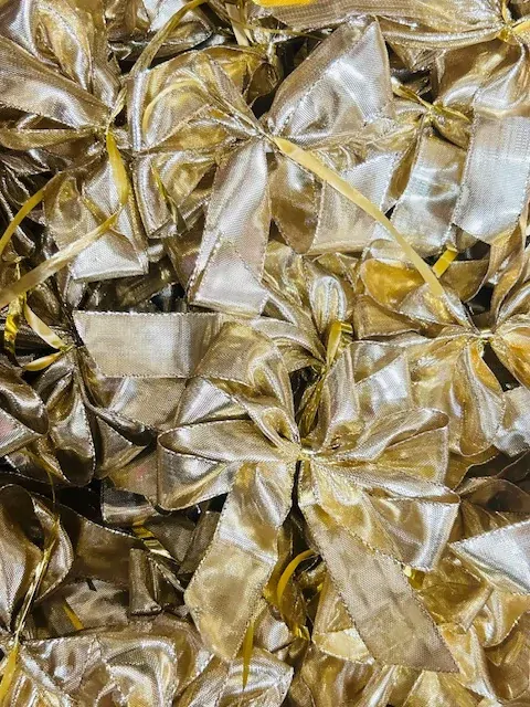 Mašle zlatá CELEBRATION GOLD ručně vázaná, střední velikost 10 x 12 cm