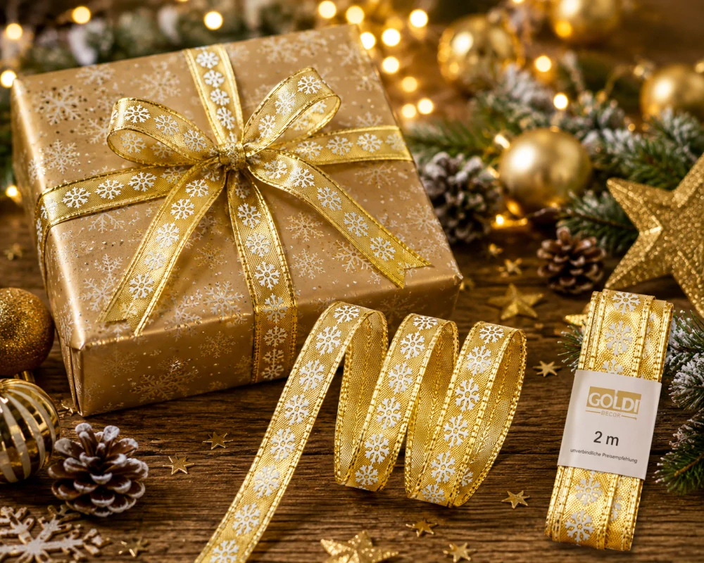 Vánoční lurexová stuha GOLDEN SNOWFLAKES zlatá s bílými vločkami 15mm x 2m (7,- Kč/m)