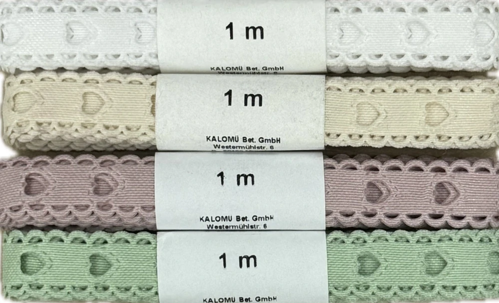 Vysekávaná dekorativní stuha krémová Sweet Hearts Cream –  15mm × 1m