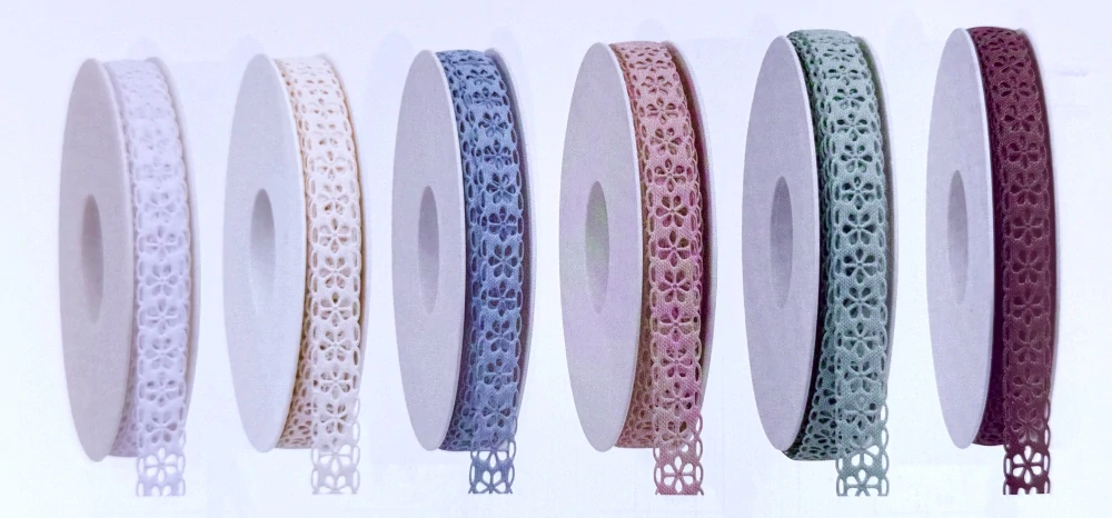 🎀 Floral Lace Pastel Green – vysekávaná dekorativní stuha pastelově zelená 15mm x 1m